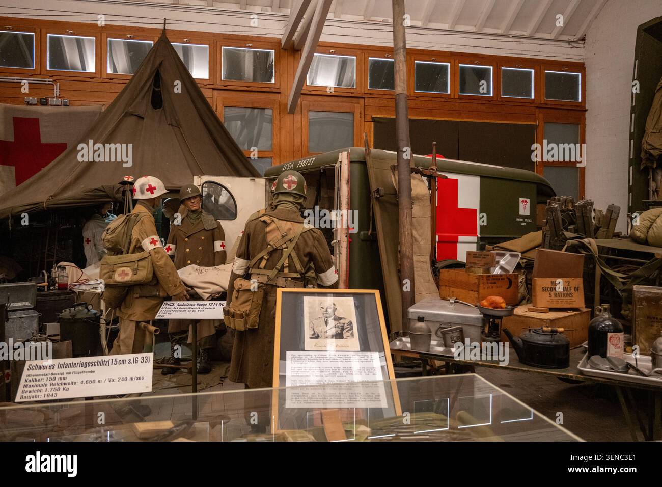 Diekirch, Lussemburgo - 23 febbraio 25: Diorama al coperto che mostra personale medico della seconda guerra mondiale vicino alla Croce Rossa attrezzature marcate presso il museo militare Diekirch, Luxem Foto Stock