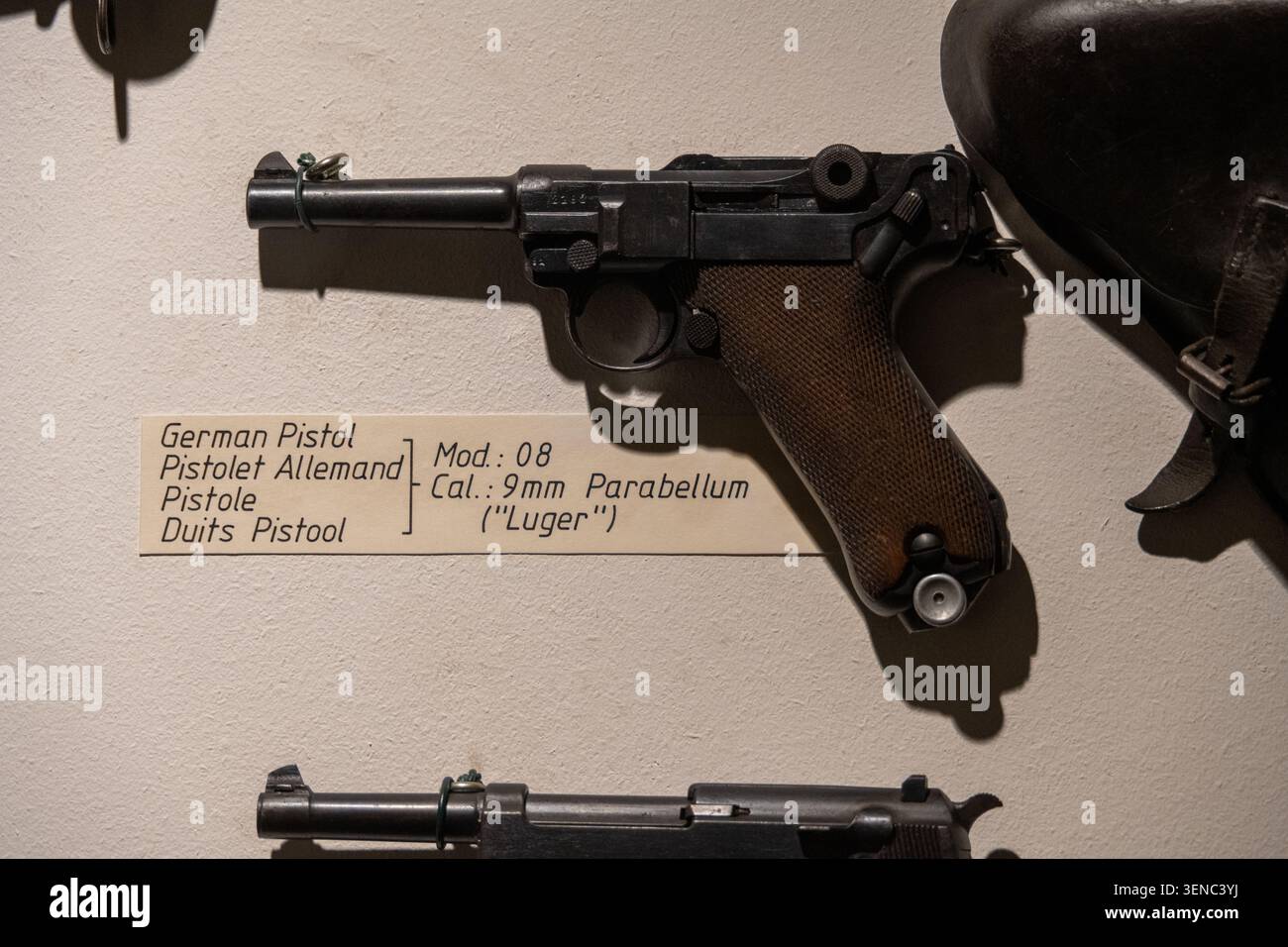 Diekirch, Lussemburgo - 23 febbraio 25: Pistola tedesca Luger P08 9mm Parabellum esposta con etichetta al Musee National d'Histoire Militaire di Diekirch, Foto Stock