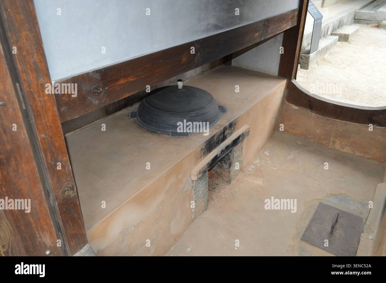 Una cucina coreana tradizionale con calderone di ferro e stufa a legna è conservata all'interno di uno storico edificio hanok a Gangneung, Corea del Sud Foto Stock