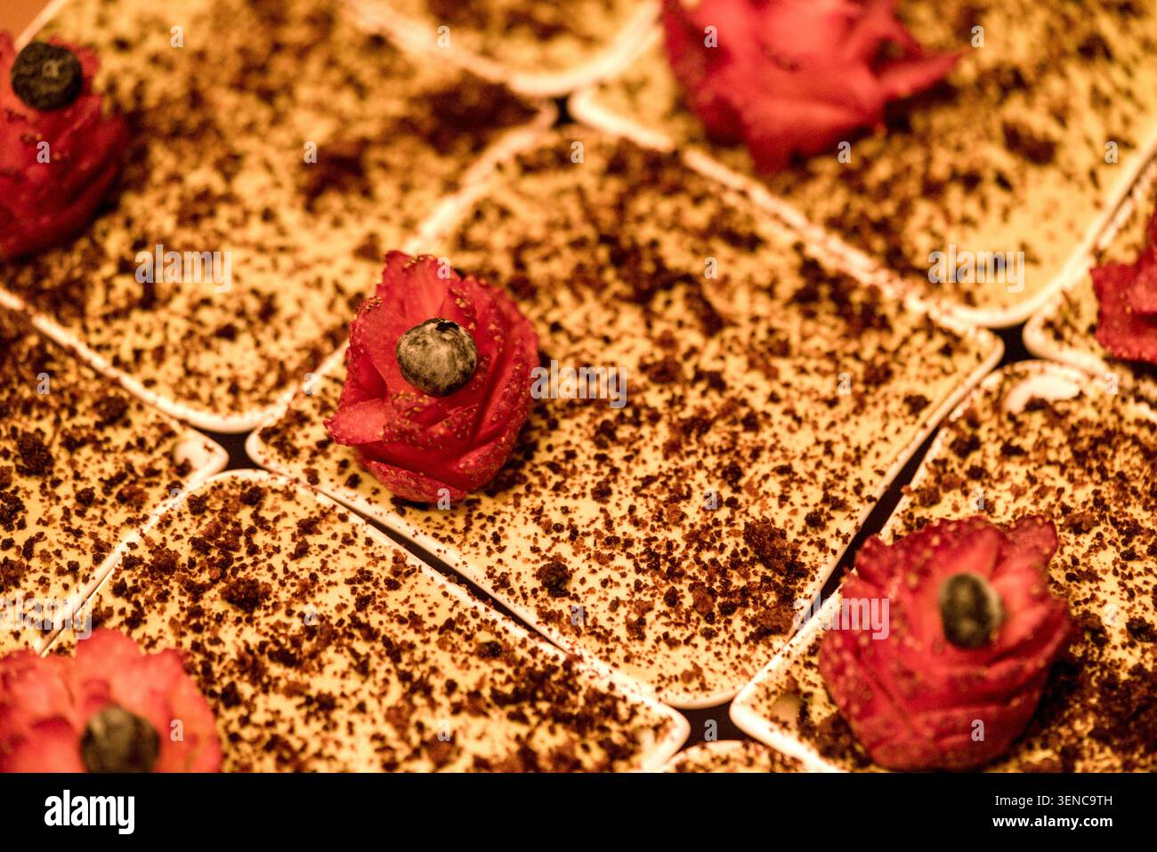 Parfait con fragole e mirtilli Foto Stock