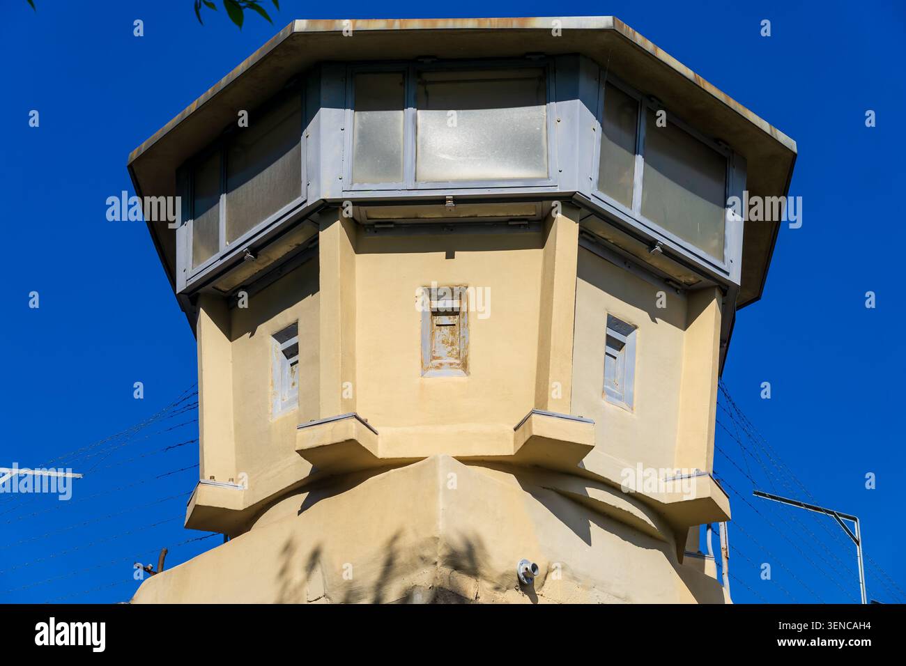 Storica torre di guardia che si innalza sopra il muro di sicurezza della Form. Berlin Hohenschönhausen Stasi Prison, Germania, Gedenkstätte Hohenschönhausen, Memoriale Foto Stock