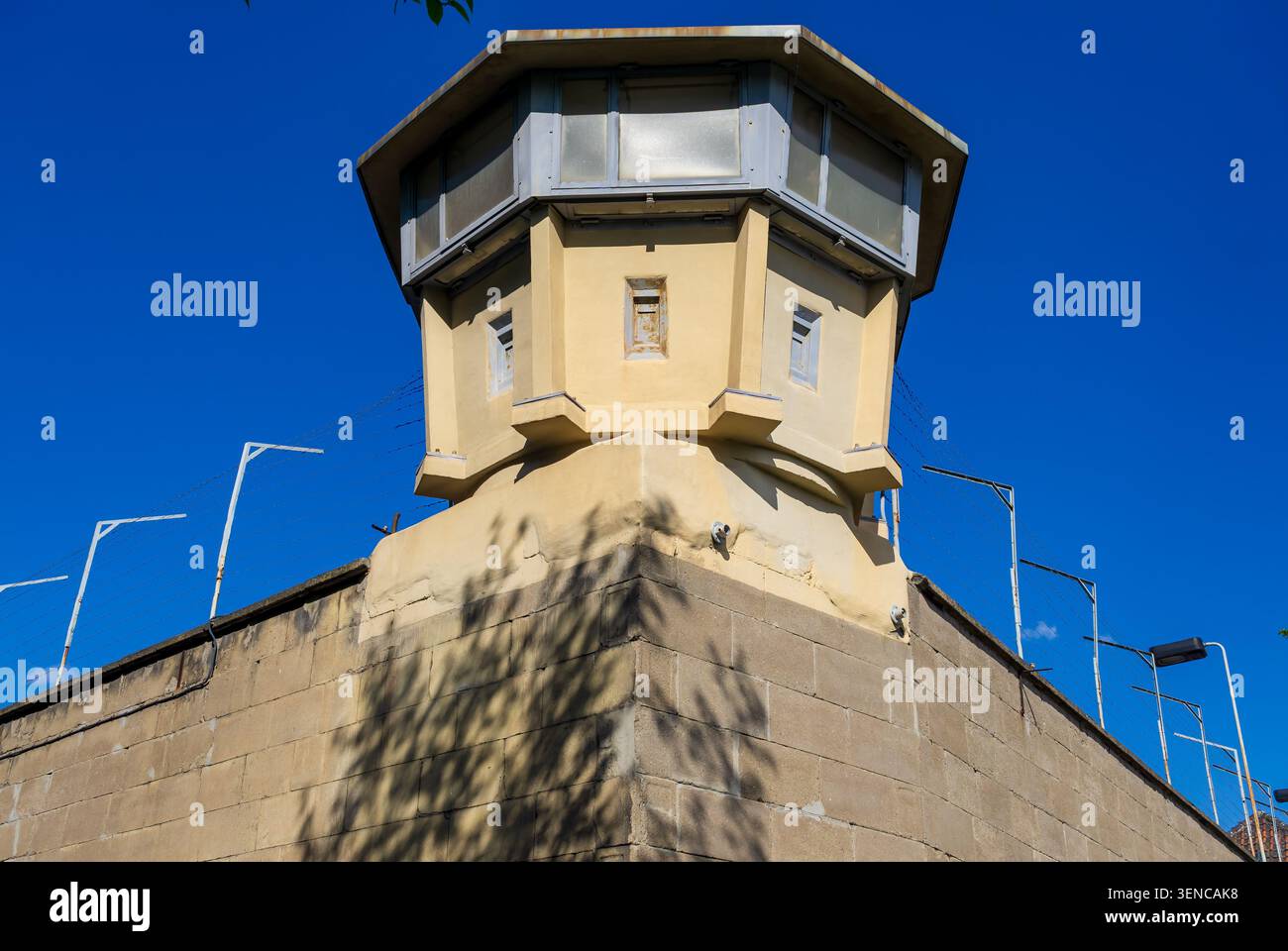 Storica torre di guardia che si innalza sopra il muro di sicurezza della Form. Berlin Hohenschönhausen Stasi Prison, Germania, Gedenkstätte Hohenschönhausen, Memoriale Foto Stock