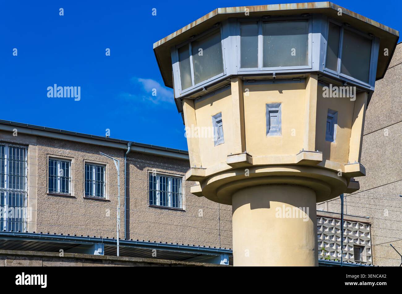 Storica torre di guardia che si innalza sopra il muro di sicurezza della Form. Berlin Hohenschönhausen Stasi Prison, Germania, Gedenkstätte Hohenschönhausen, Memoriale Foto Stock