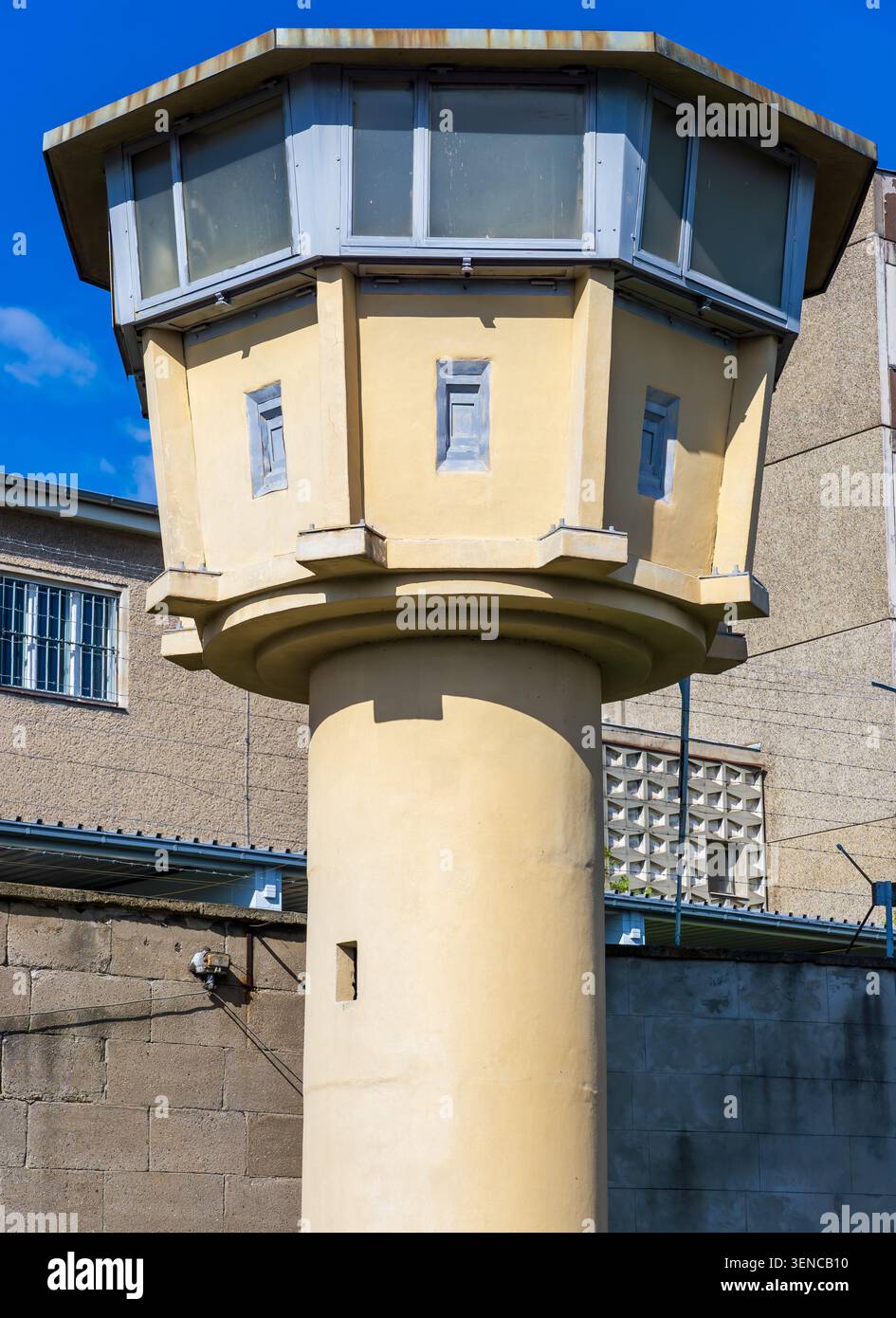 Storica torre di guardia che si innalza sopra il muro di sicurezza della Form. Berlin Hohenschönhausen Stasi Prison, Germania, Gedenkstätte Hohenschönhausen, Memoriale Foto Stock