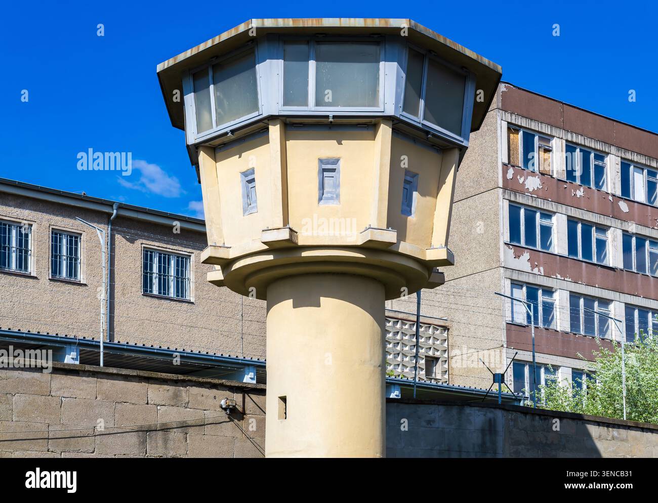 Storica torre di guardia che si innalza sopra il muro di sicurezza della Form. Berlin Hohenschönhausen Stasi Prison, Germania, Gedenkstätte Hohenschönhausen, Memoriale Foto Stock