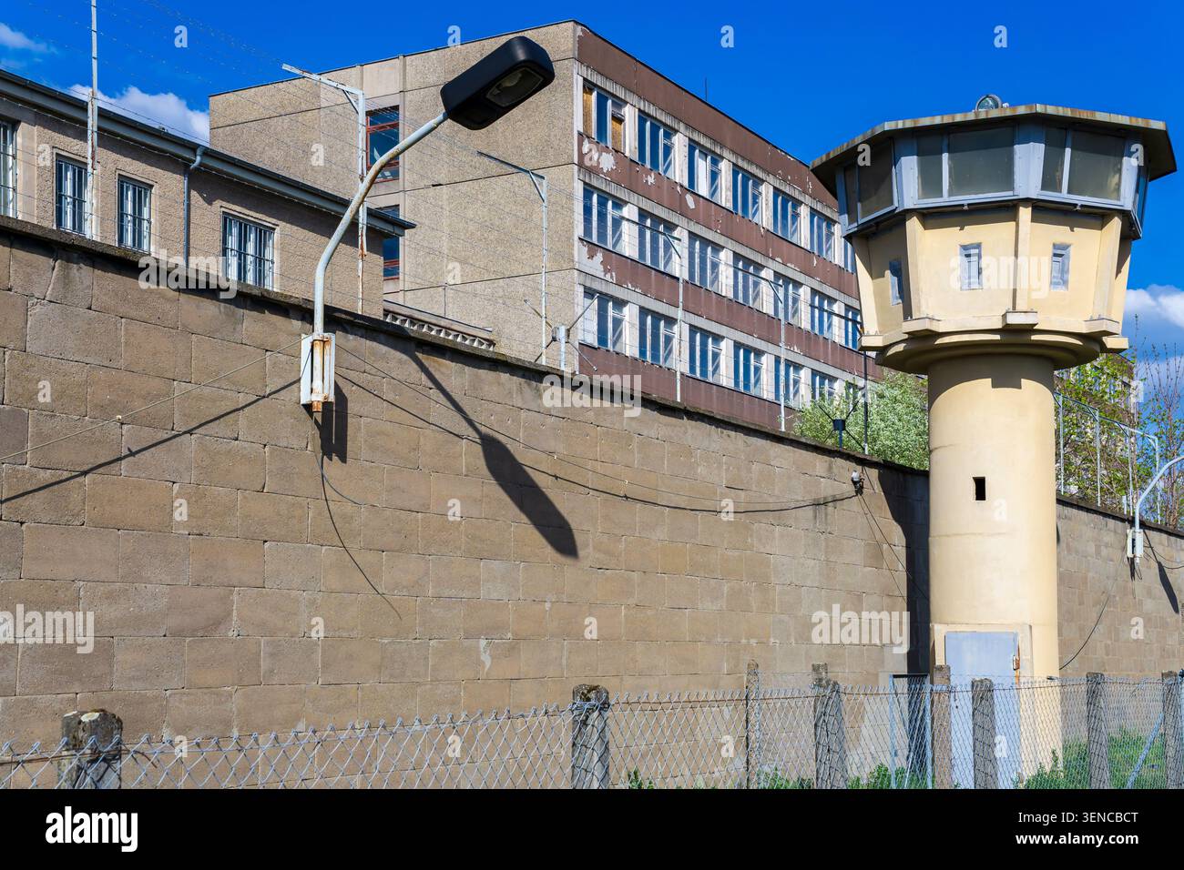 Storica torre di guardia che si innalza sopra il muro di sicurezza della Form. Berlin Hohenschönhausen Stasi Prison, Germania, Gedenkstätte Hohenschönhausen, Memoriale Foto Stock