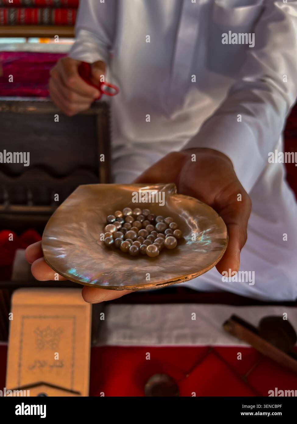 Questa foto, scattata presso al Suwaidi Pearl Farm di al Rams, Ras al Khaimah, mostra perle arabe coltivate esposte in stile tradizionale degli Emirati……………………………………………… - Immagine stock catturata con smartphone