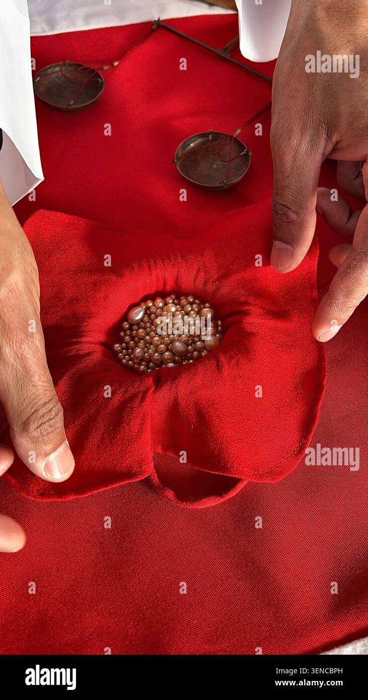 Questa foto, scattata presso al Suwaidi Pearl Farm di al Rams, Ras al Khaimah, mostra perle arabe coltivate esposte in stile tradizionale degli Emirati……………………………………………… - Immagine stock catturata con smartphone