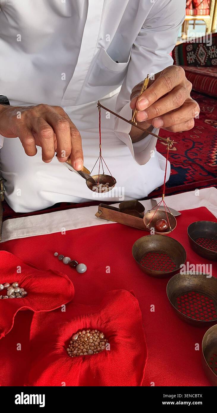 Questa foto, scattata presso al Suwaidi Pearl Farm di al Rams, Ras al Khaimah, mostra perle arabe coltivate esposte in stile tradizionale degli Emirati……………………………………………… - Immagine stock catturata con smartphone