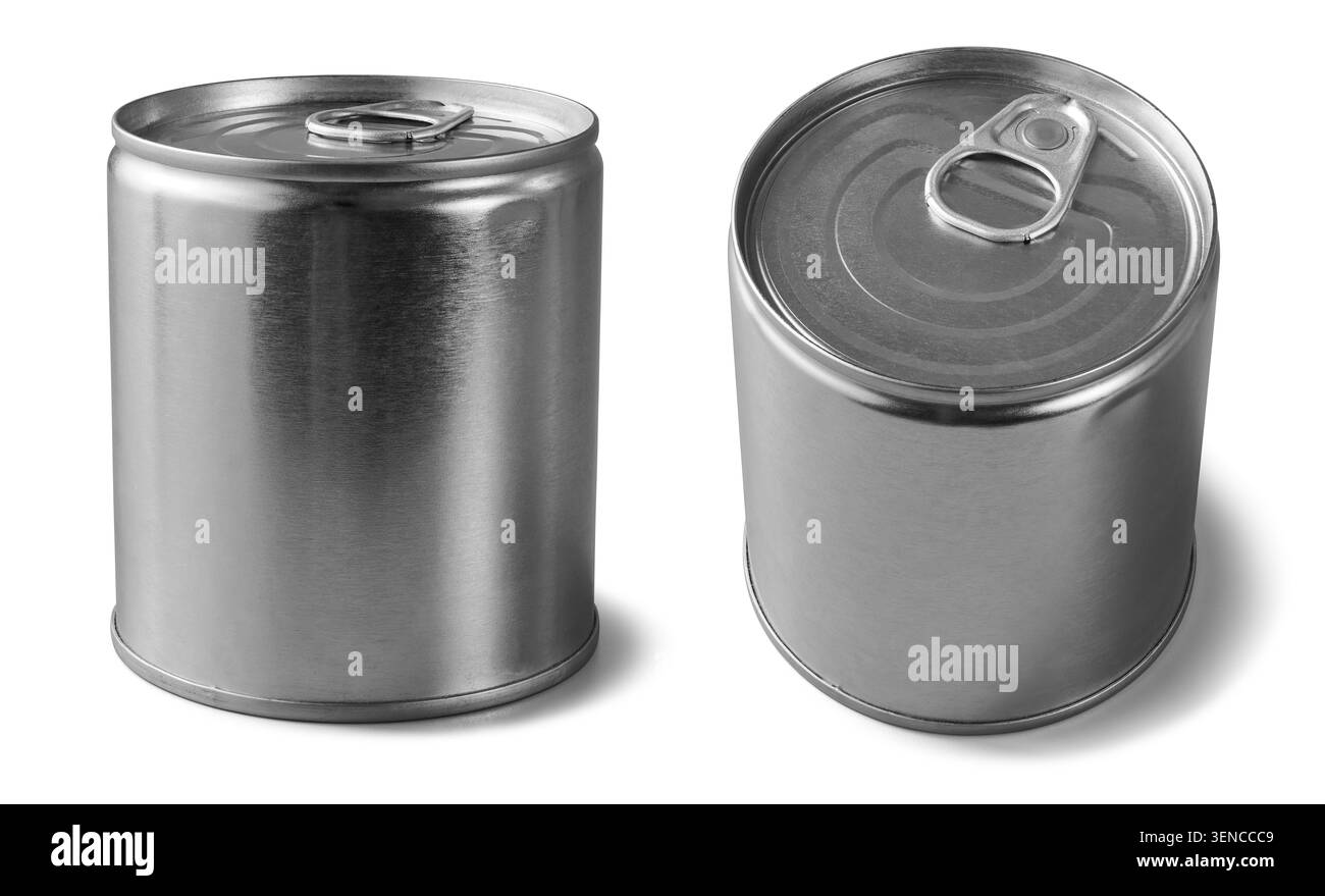 lattine di latta metallica argentata sfondo bianco isolato, contenitori per alimenti in alluminio con anello di trazione e senza etichetta, modello mock-up con diverse angolazioni Foto Stock