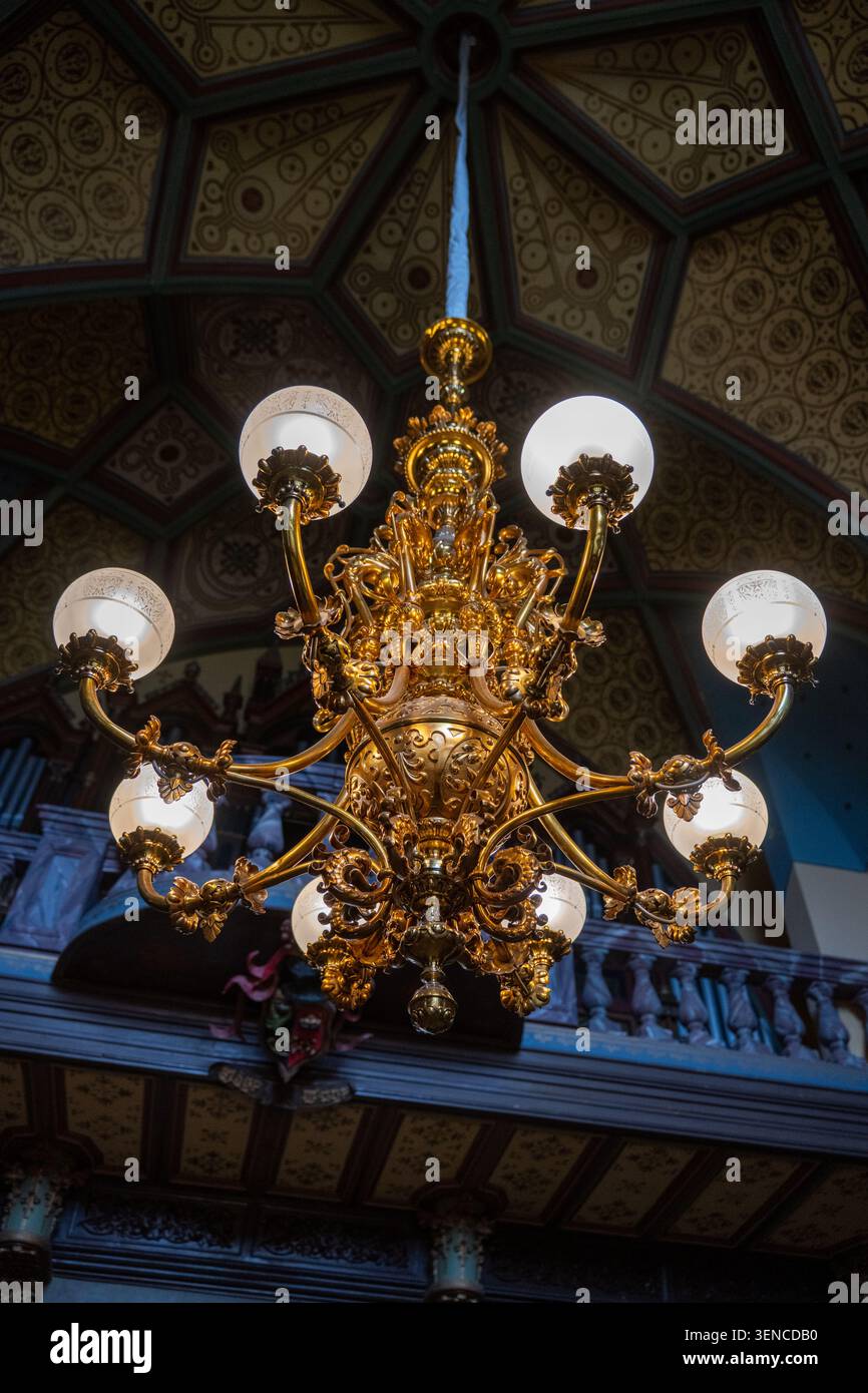 Primo piano di un lampadario decorato con globi di vetro all'interno del castello di Drachenburg a Königswinter, Germania. Foto Stock
