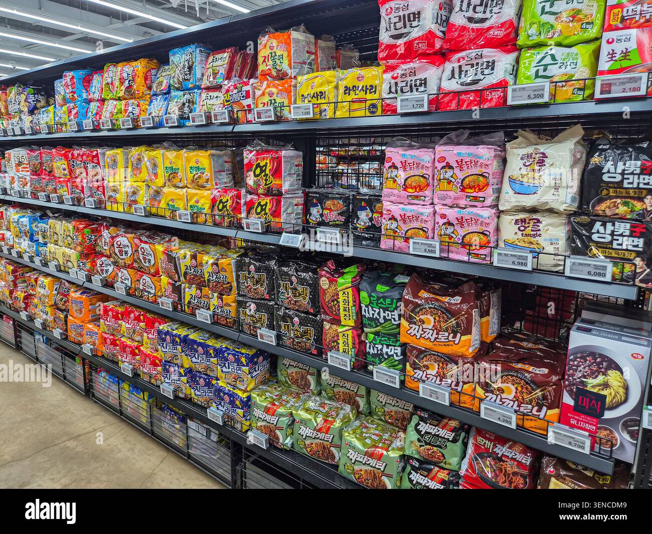 Seoul, Corea del Sud - 3 giugno 2026: Vari marchi di spaghetti coreani confezionati istantaneamente ordinatamente disposti sugli scaffali di un grande supermercato a Seou Foto Stock