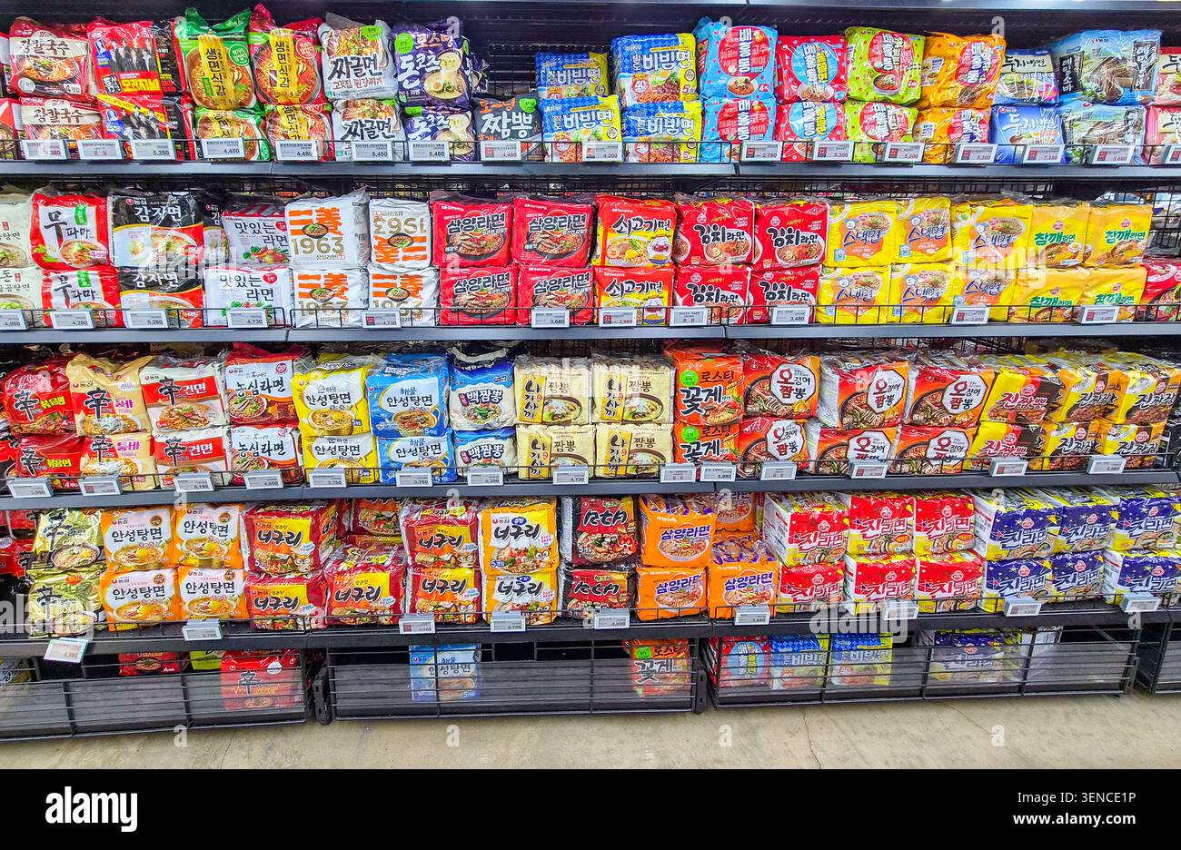 Seoul, Corea del Sud - 3 giugno 2026: Vari marchi di spaghetti coreani confezionati istantaneamente ordinatamente disposti sugli scaffali di un grande supermercato a Seou Foto Stock