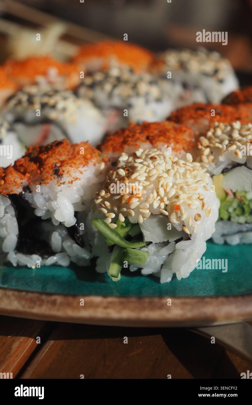 Panini di sushi freschi serviti su un piatto verde in un ristorante Foto Stock