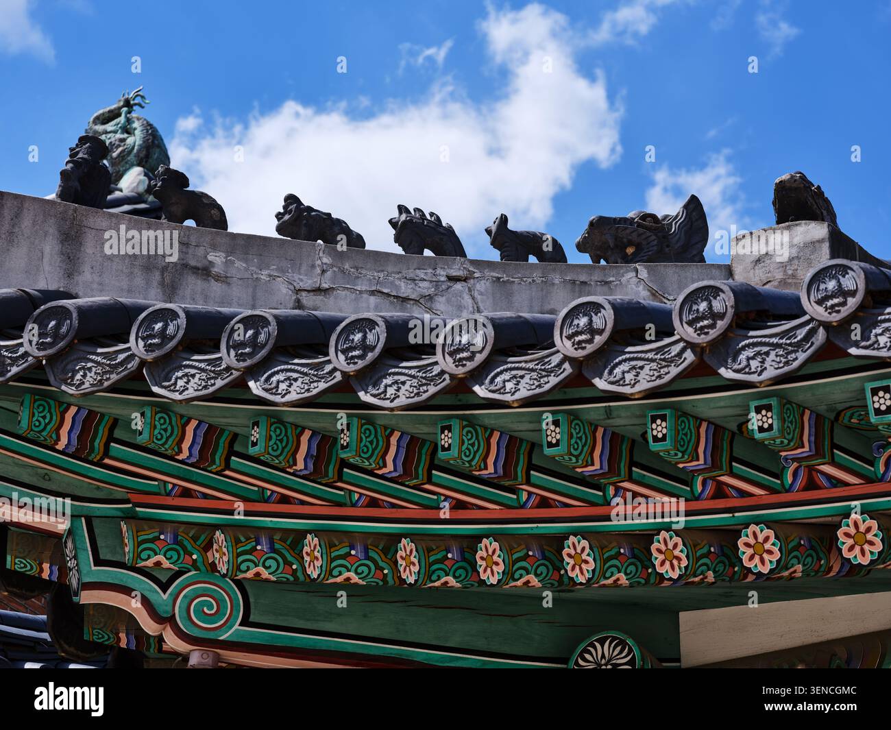 Serie di opere architettoniche che documentano la facciata unica, le strutture del tetto e il Dancheong di Jibokjae a Seul, mescolando stili Joseon e cinesi. Foto Stock