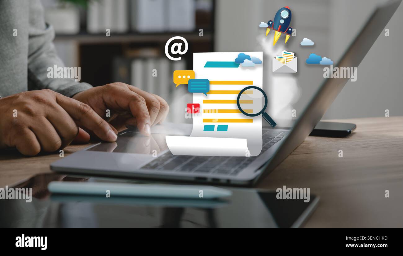 Persona che lavora su un notebook con elementi per la pubblicazione di contenuti, supporto per il marketing di contenuti, blog, distribuzione di media digitali, coinvolgimento del pubblico A. Foto Stock