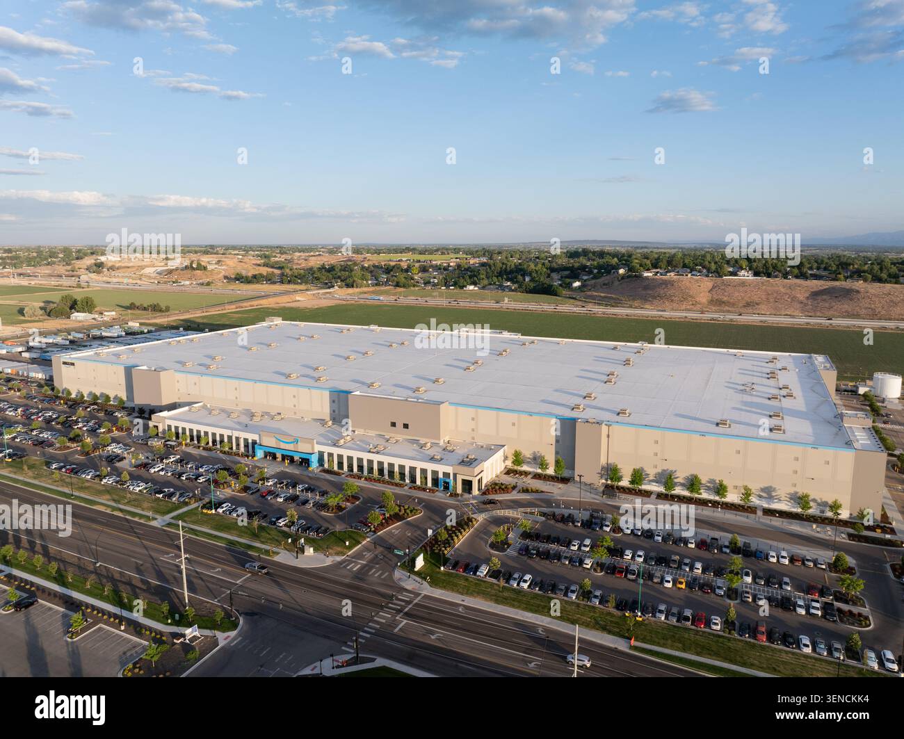 La ripresa grandangolare cattura un vasto complesso di magazzini a Nampa, Idaho Foto Stock