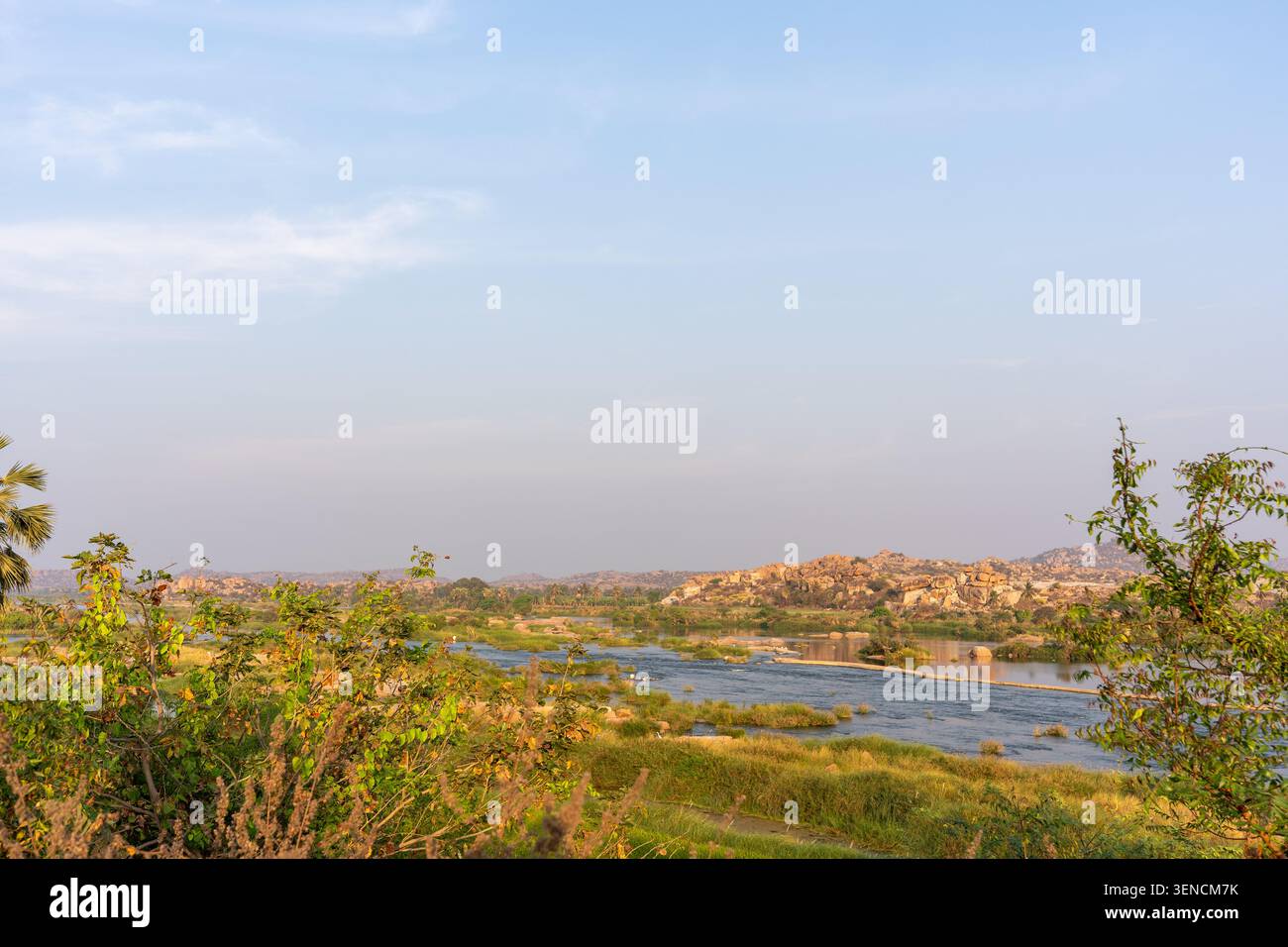 Paesaggio del fiume Tungabhadra dal ponte Bukkasaagara Aanegundi, Hampi, Karnataka, India Foto Stock