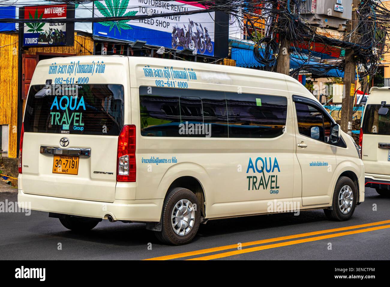 Minibus navetta turistica che viaggia attraverso le colorate strade tropicali della città con i visitatori di Patong Beach, distretto di Kathu, provincia dell'isola di Phuket, sud Foto Stock