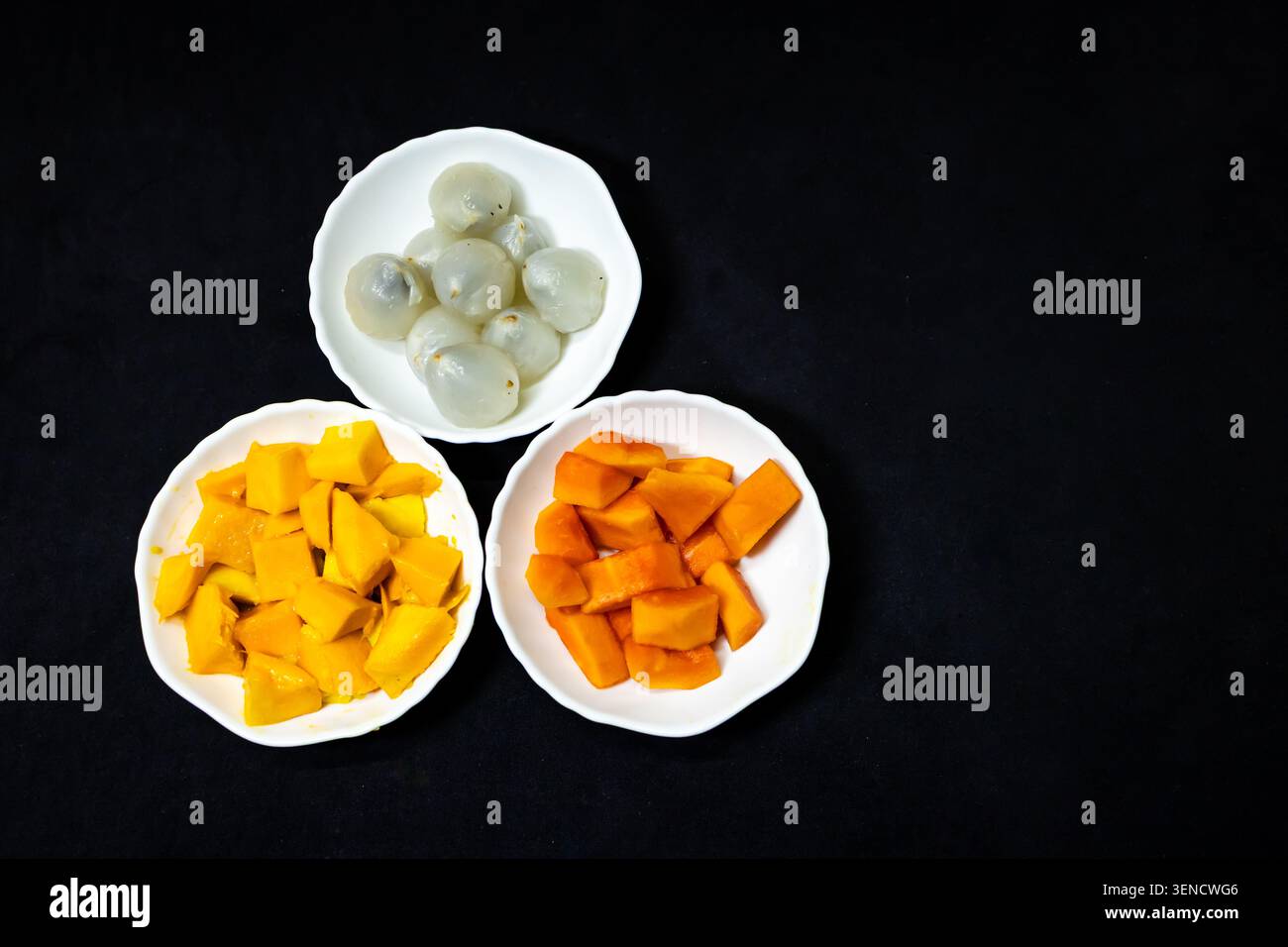 piatto fresco di papaya mango e litchi di frutta che sfoggia vivaci colori naturali Foto Stock
