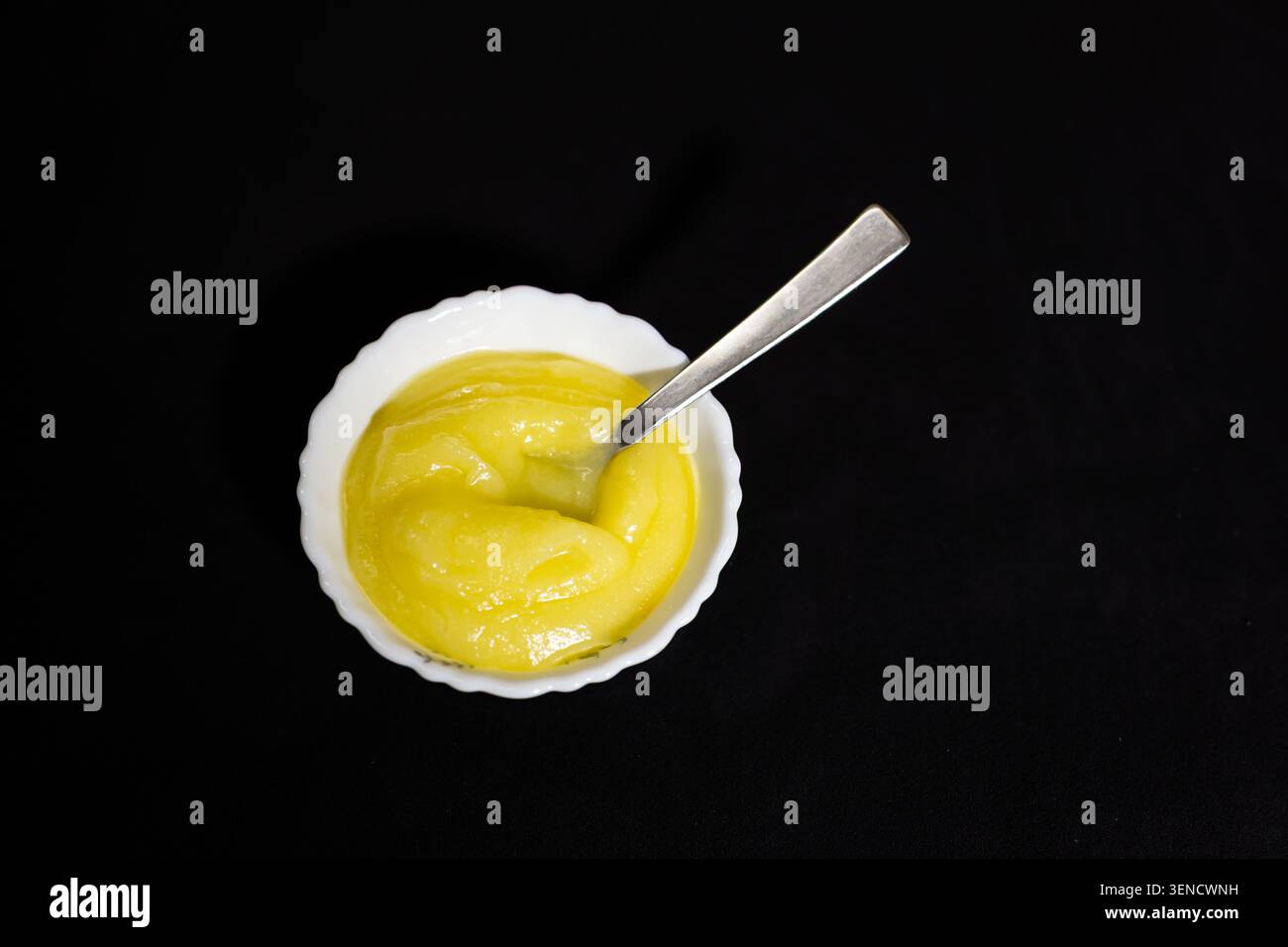 presentazione di ghee artigianali biologici con consistenza cremosa e ricca bontà casearia Foto Stock