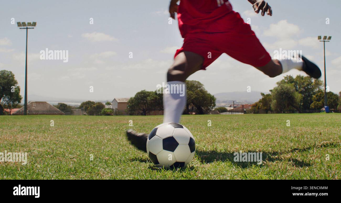 Uomo, calcio e fitness con palla per il calcio, prestazioni e allenamento per la competizione. Piedi, persona maschile e attrezzature al parco per il calcio Foto Stock