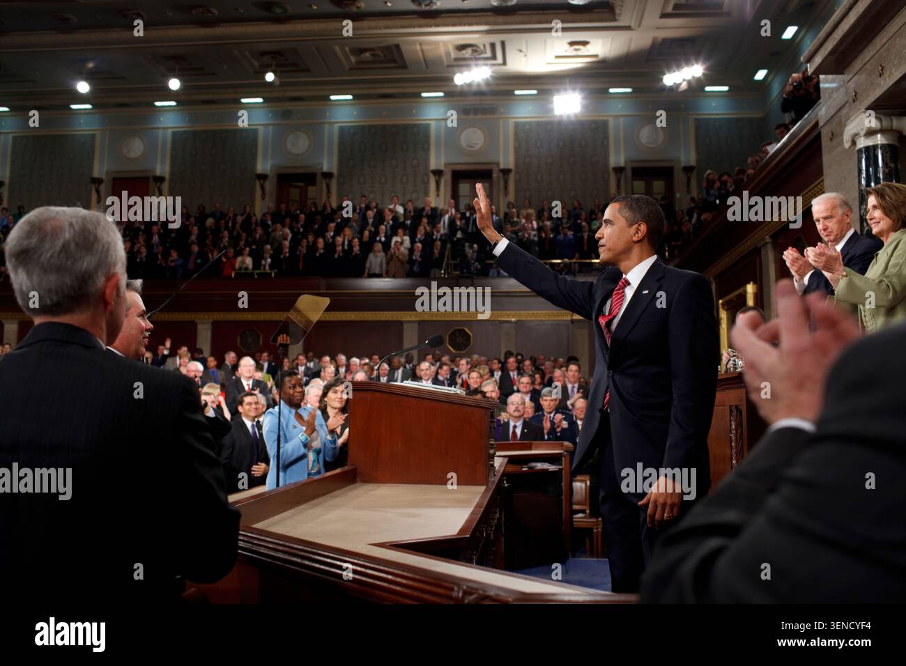 Il presidente Barack Obama onde ai membri del Congresso prima di affrontare la sessione congiunta del Congresso degli Stati Uniti presso l'U.S. Capitol, Washington D.C. 2/24/09.Official White House Photo by Pete Souza Foto Stock