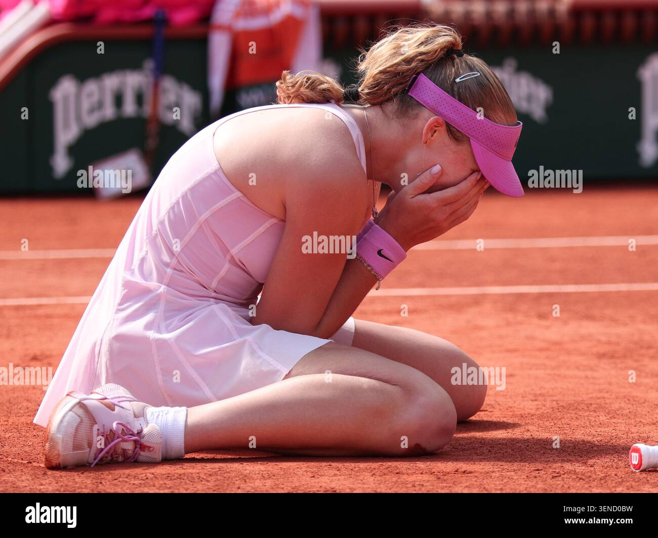 La tennista russa Mirra Andreeva si è messa in ginocchio per festeggiare la vittoria dell'Open di Francia 2026, Roland Garros, Parigi, Francia. Foto Stock