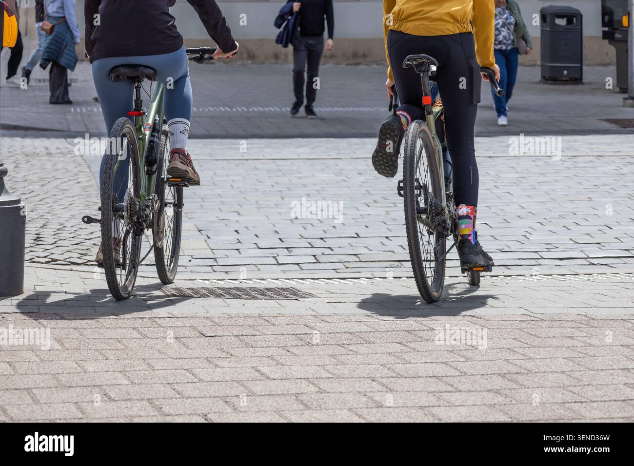 Due persone in bicicletta su una strada della città. Vilnius, Lituania, 1o maggio 2026 Foto Stock