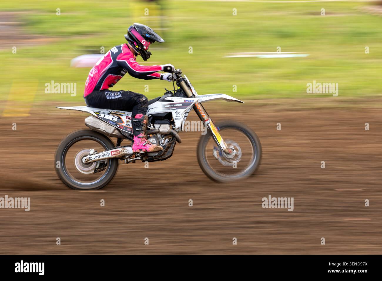 Magdeburgo, Germania - 7 giugno 2026. Il pilota di motocross guida gli outfit da corsa KTM per bici accelera su piste sterrate effetto di sfocatura in movimento. Azione dinamica Foto Stock