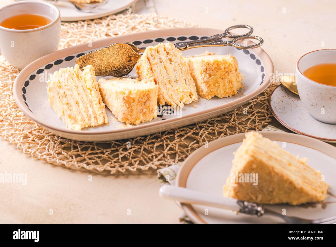 Fetta di deliziosa torta al miele a strati Foto Stock