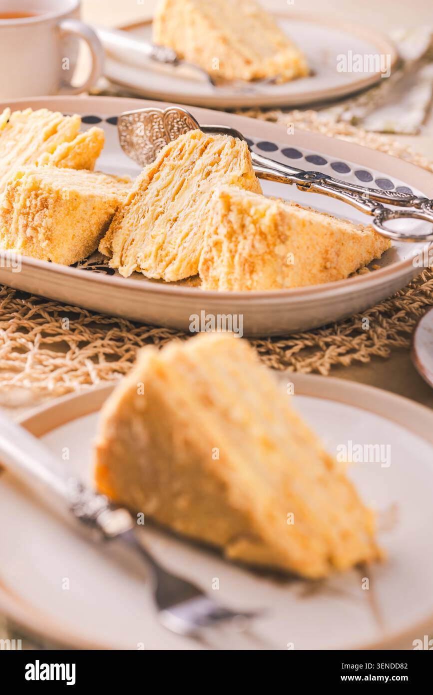 Fetta di deliziosa torta al miele a strati Foto Stock