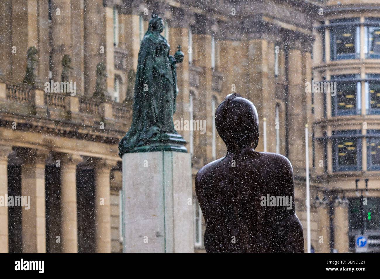 Pioggia pesante cade su Victoria Square nel centro di Birmingham mentre la statua in bronzo della Regina Vittoria si erge sulla piazza. Foto Stock