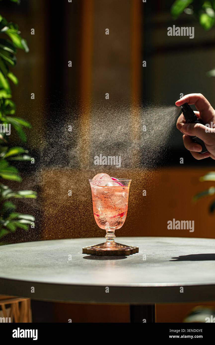Cocktail tropicale rifinito con amari aromatici Foto Stock
