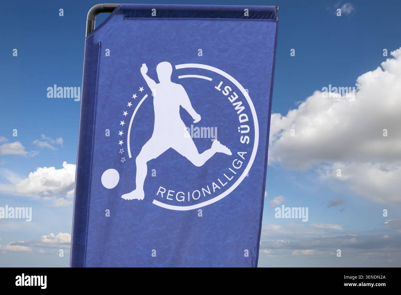 (Montaggio fotografico) bandiera con il logo della Regionalliga Südwest contro un cielo blu Foto Stock