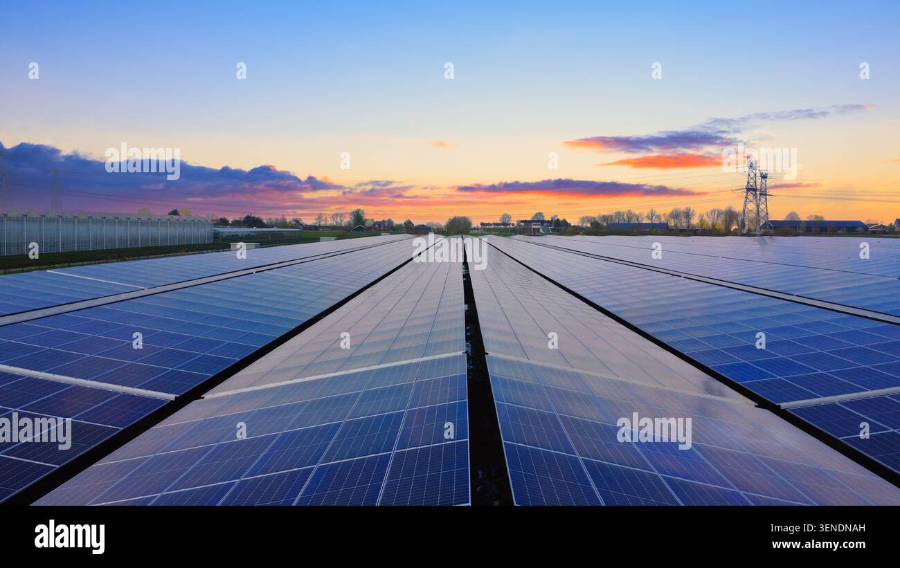 Una fattoria solare con pannelli solari per l'energia verde per prevenire il riscaldamento globale e il cambiamento climatico - Kampen, Paesi Bassi Foto Stock