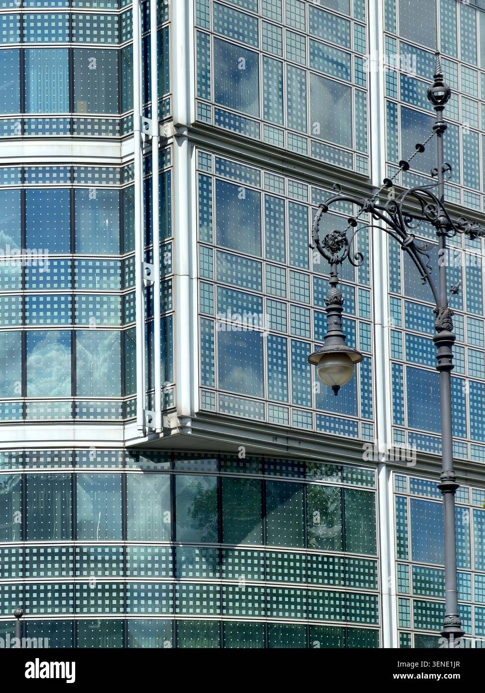 Dettaglio dell'edificio ultrasottile per uffici dell'architetto Helmut Jahn a Kurfürstendamm, Charlottenburg, Berlino, Germania Foto Stock