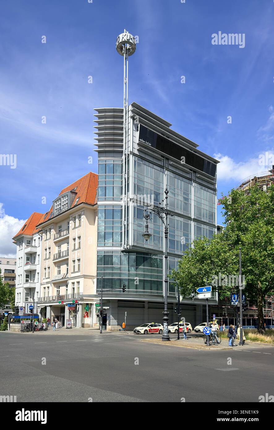 L'edificio ultrasottile dell'architetto Helmut Jahn incontra le facciate di Altbau a Kurfürstendamm, Charlottenburg, Berlino, Germania Foto Stock