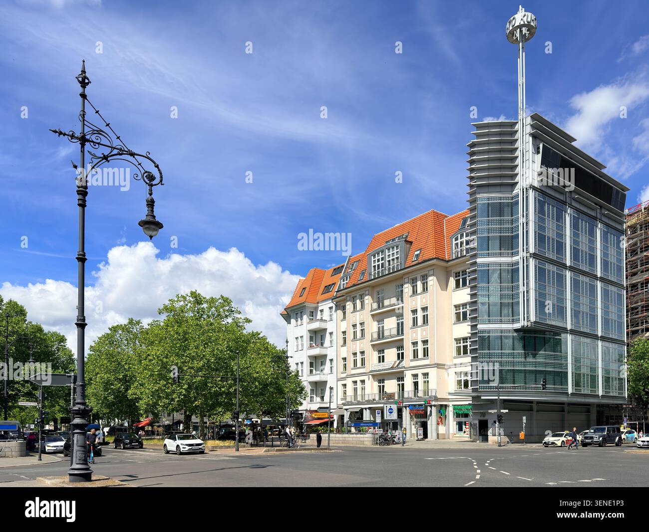 L'edificio ultrasottile dell'architetto Helmut Jahn incontra le facciate di Altbau a Kurfürstendamm, Charlottenburg, Berlino, Germania Foto Stock