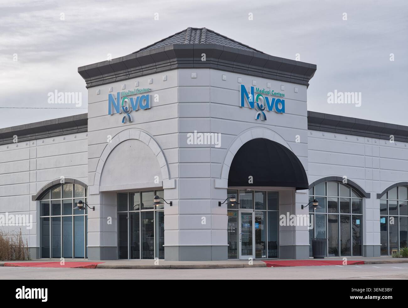 Houston, Texas Stati Uniti d'America 03-02-2025: Struttura medica esterna del punto vendita Nova Medical Centers. Foto Stock
