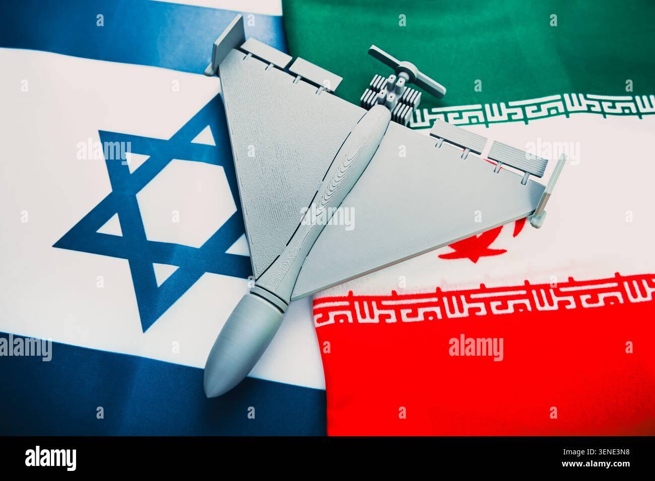 Modello in miniatura di un drone iraniano Shahed sulle bandiere di Israele e Iran, fotomontaggio Foto Stock