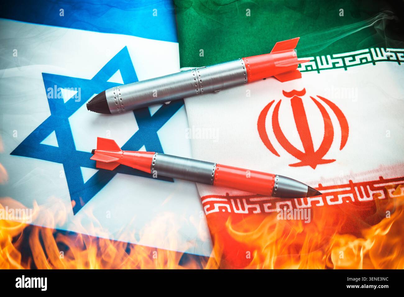 Missili in miniatura sulle bandiere di Israele e Iran, fotomontaggio Foto Stock