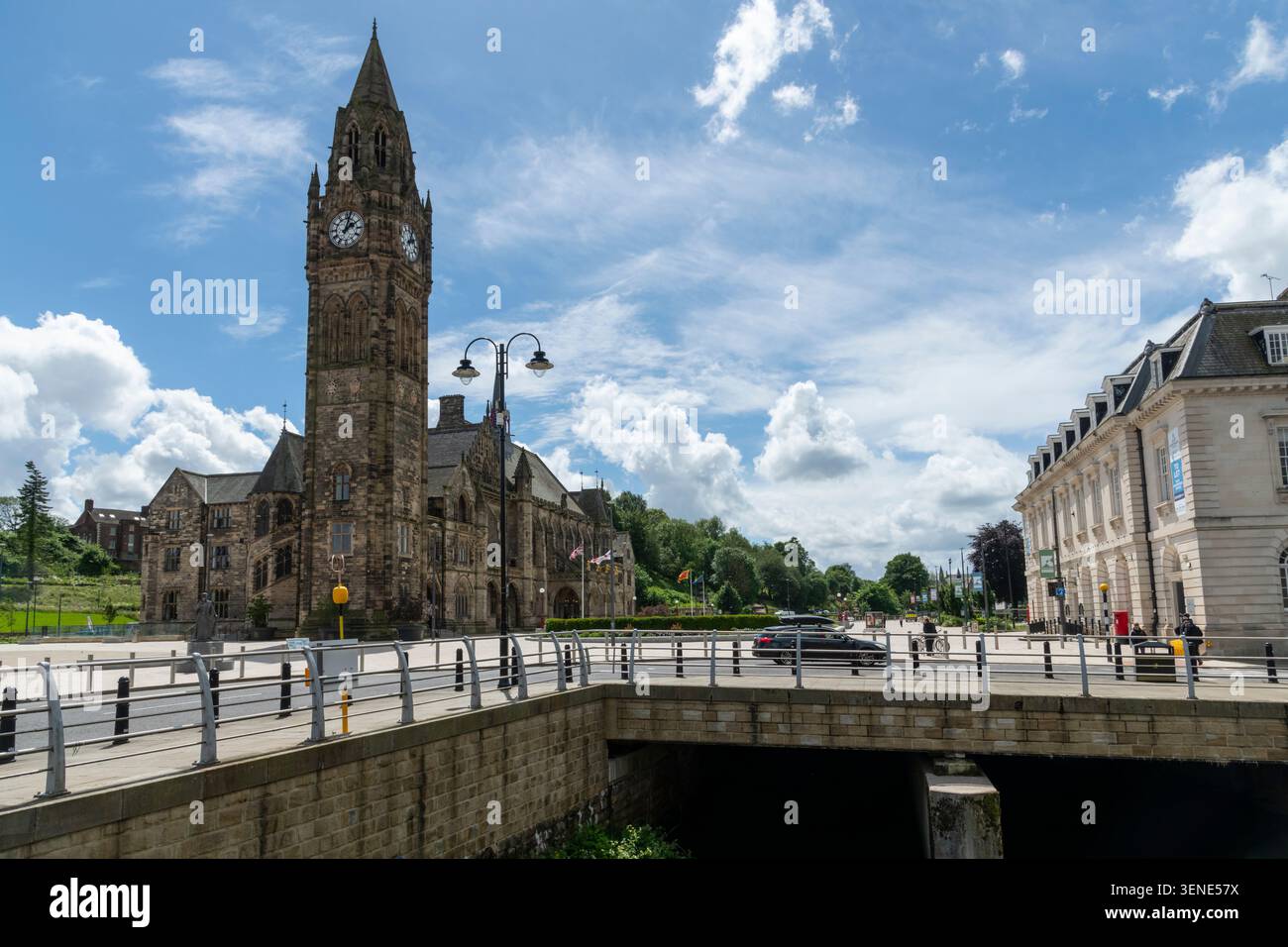 Rochdale Town Hall e spianata nel centro della città di Greater Manchester, Inghilterra nordoccidentale. Foto Stock