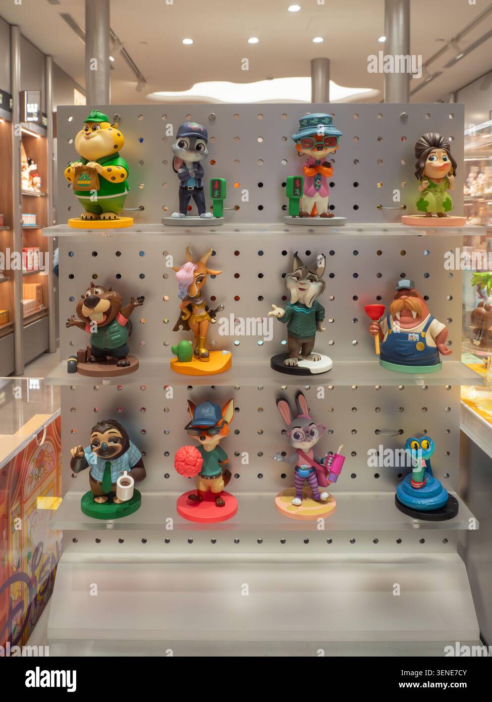 Barcellona, Spagna - 08 giugno 2026: Un'immagine editoriale a livello di occhi di dodici statuine in vinile da collezione Disney Zootopia di POP MART. I personaggi, incl Foto Stock
