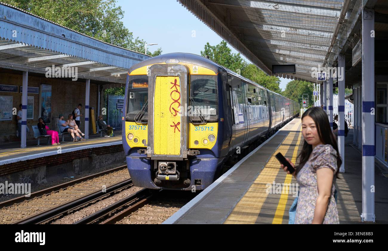 Un servizio ferroviario a marchio Southeastern da Londra Victoria a dover Priory arriva a Canterbury West formato da un'unità multipla elettrica di classe 375/7 Foto Stock