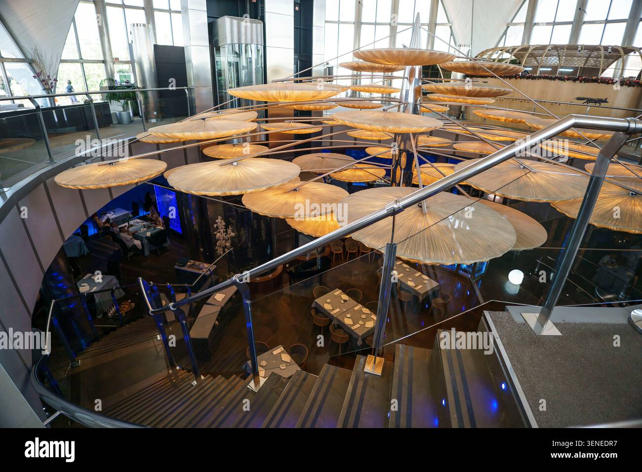 Vista interna del Restaurante Submarino presso l'Oceanografic di Valencia, Spagna, che mostra il suo design moderno e l'illuminazione unica simile a meduse Foto Stock
