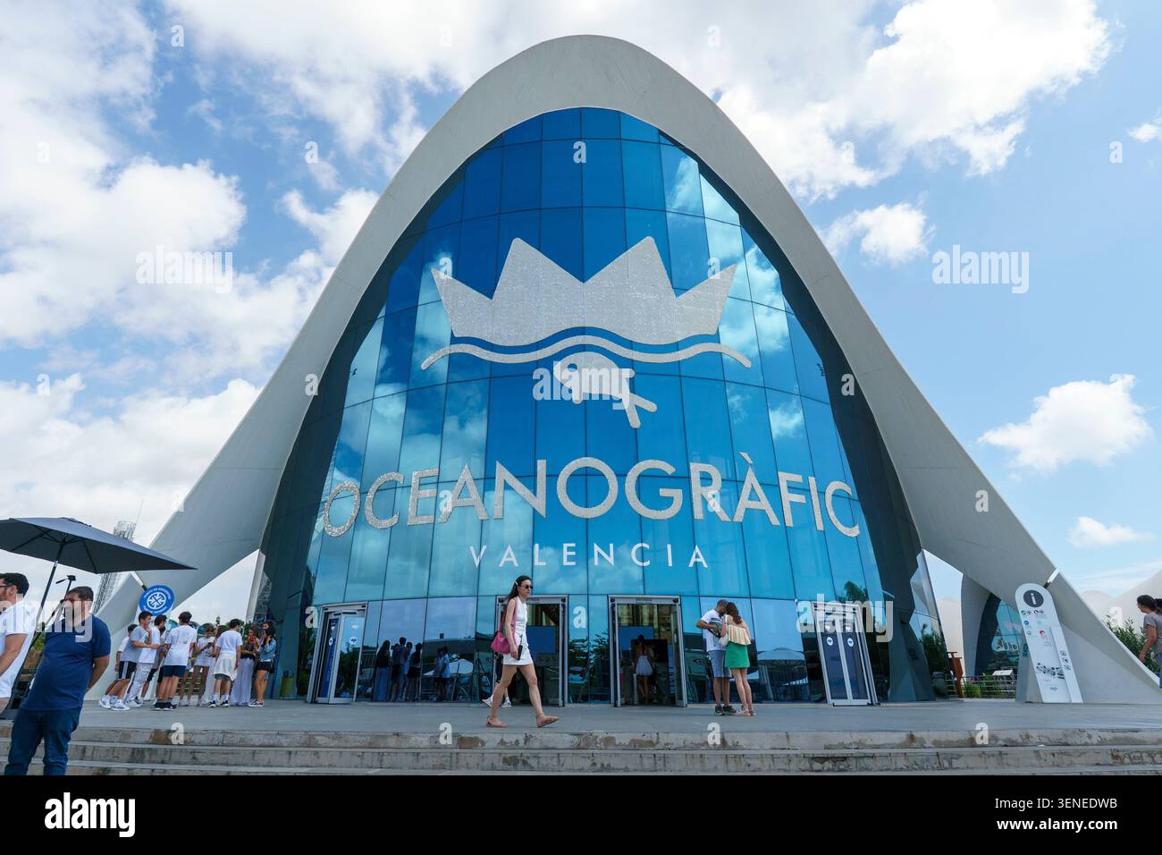 L'iconica facciata in vetro dell'acquario oceanografico con i visitatori che camminano di fronte a Valencia, Spagna, Europa Foto Stock