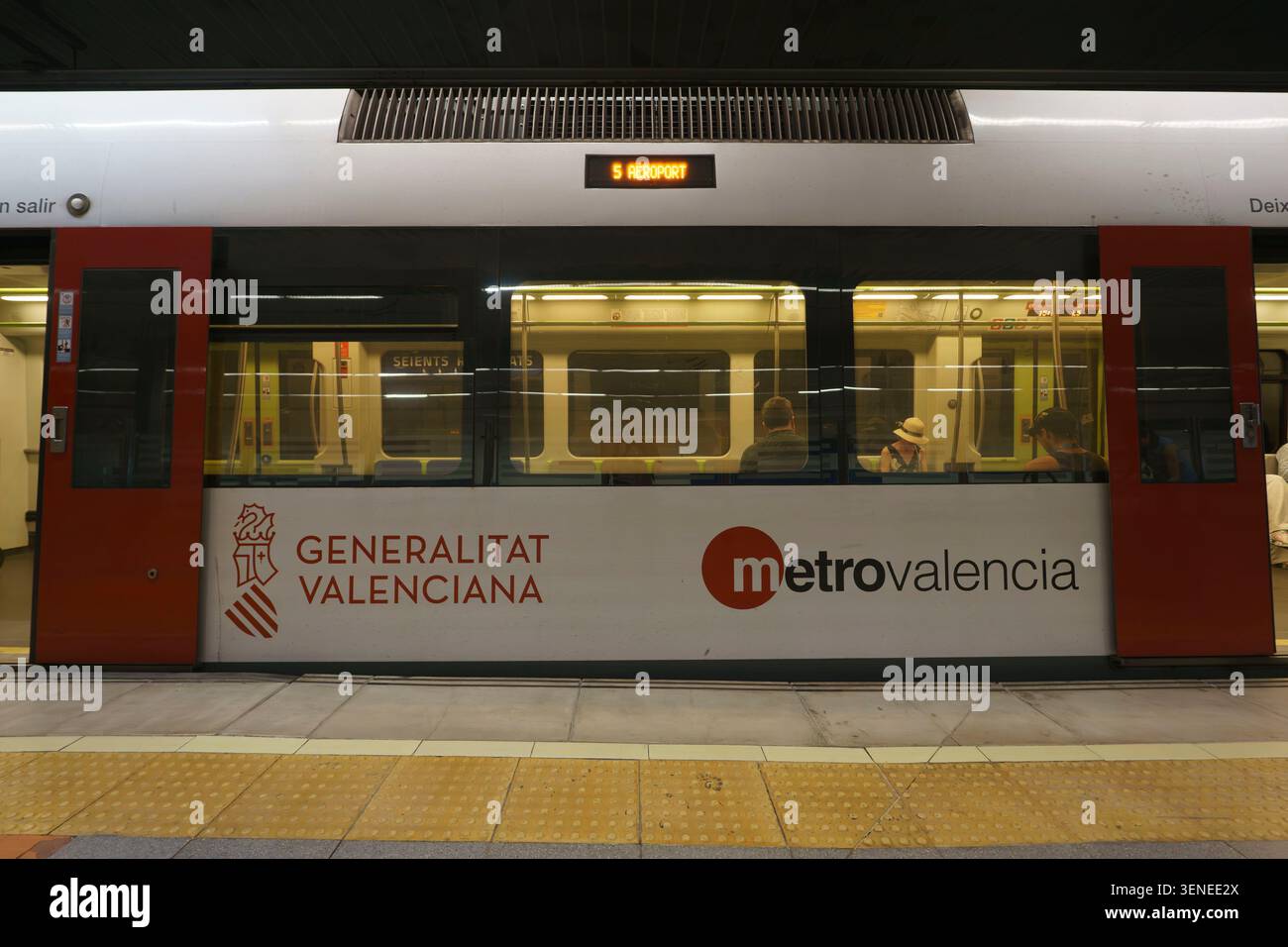 Vista esterna di un treno Metrovalencia stazionario presso un binario della metropolitana a Valencia, Spagna Foto Stock