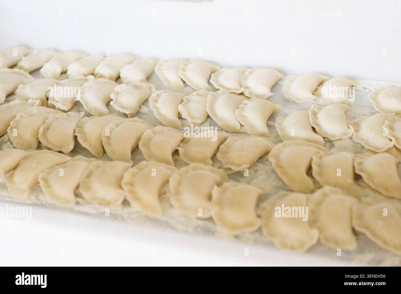 Tradizionale varenyky ucraino fatto a mano su un rustico tavolo in legno Foto Stock