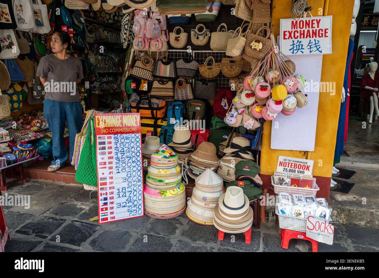 Un ufficio di cambio sulla via Tran Phu nell'antica città di Hoi An, nella provincia di Quang Nam, nel Vietnam centrale. Hoi An è un sito patrimonio dell'umanità dell'UNESCO per i suoi ri Foto Stock